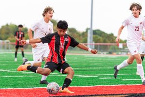 Hornandez's goal the difference as University tops Trinity 1-0